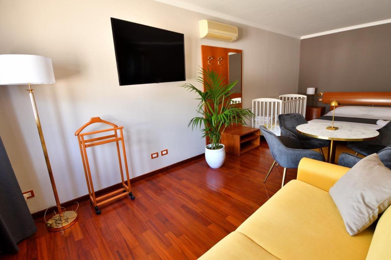 Le Cinema Bed and Breakfast Formia Exteriör bild